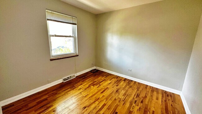 Building Photo - Lovely Mid Century 2 Bed 1 Bath Courtyard ...