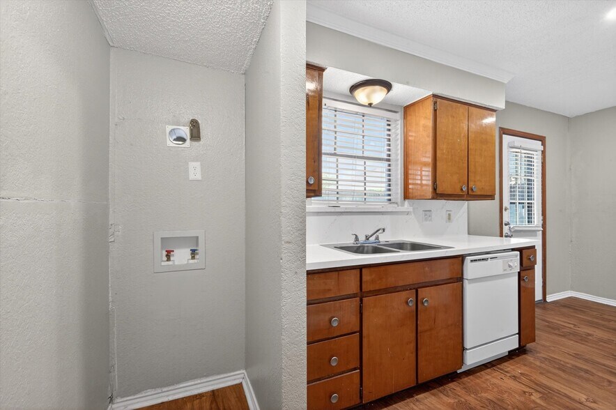 Building Photo - 305 Cambridge Dr
