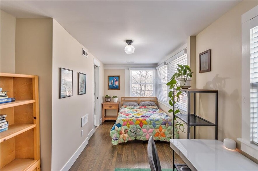 interior-2nd floor: 2nd bedroom - 4244 Holmes St