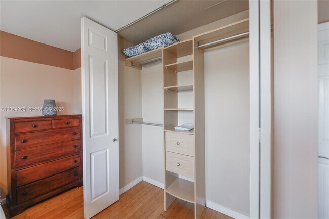 Building Photo - 401 Golden Isles Dr