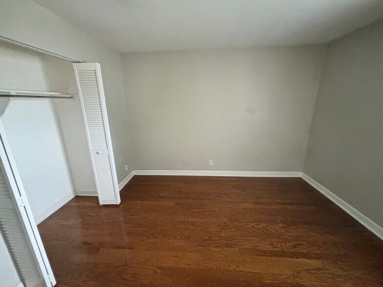 2nd bedroom off of hallway - 1900 Richard Jones Rd