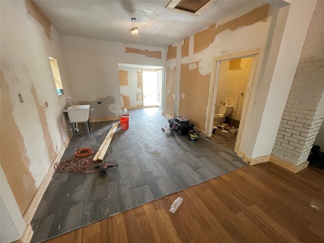 Building Photo - 304 Lockwood Dr