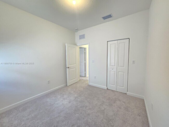 Building Photo - 2670 SE 24th Ct