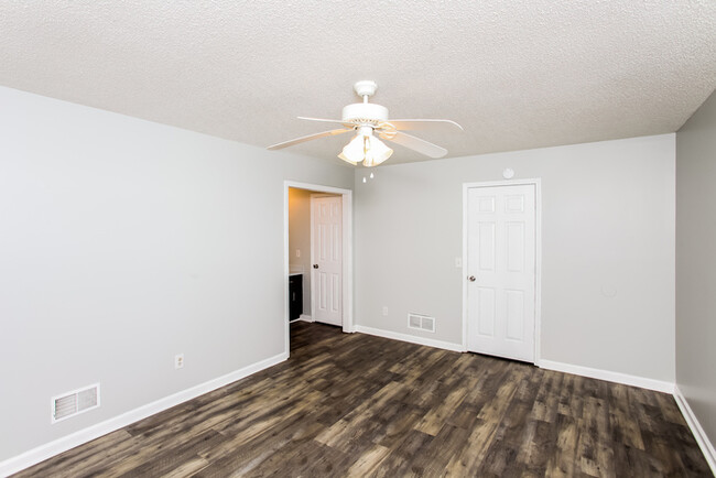 Building Photo - 220 Colchester Dr