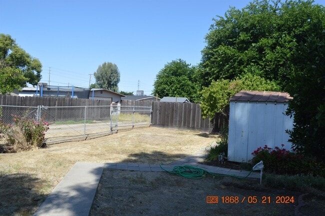 Building Photo - 930 S Rose St