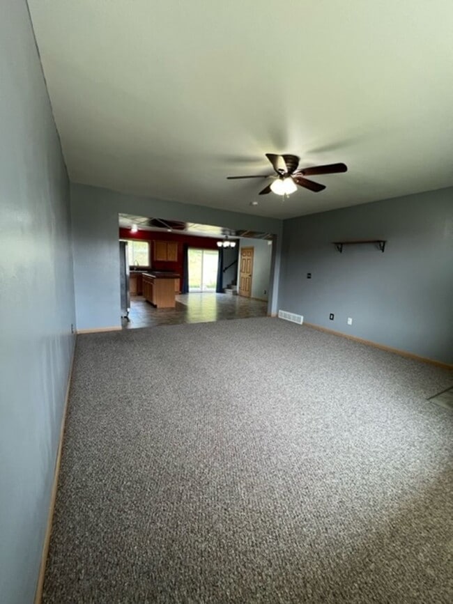 Building Photo - BEAUTIFUL & SPACIOUS 4 BEDROOM/2.5 BATH DU...