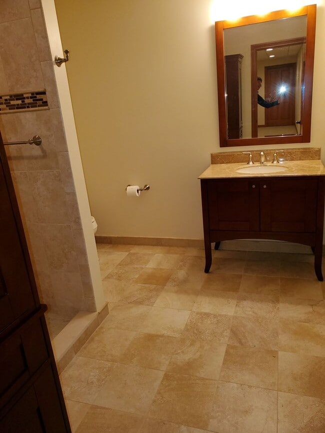 Building Photo - STUNNING, 5 BEDROOM AND 5 BATH TWIN HOME F...