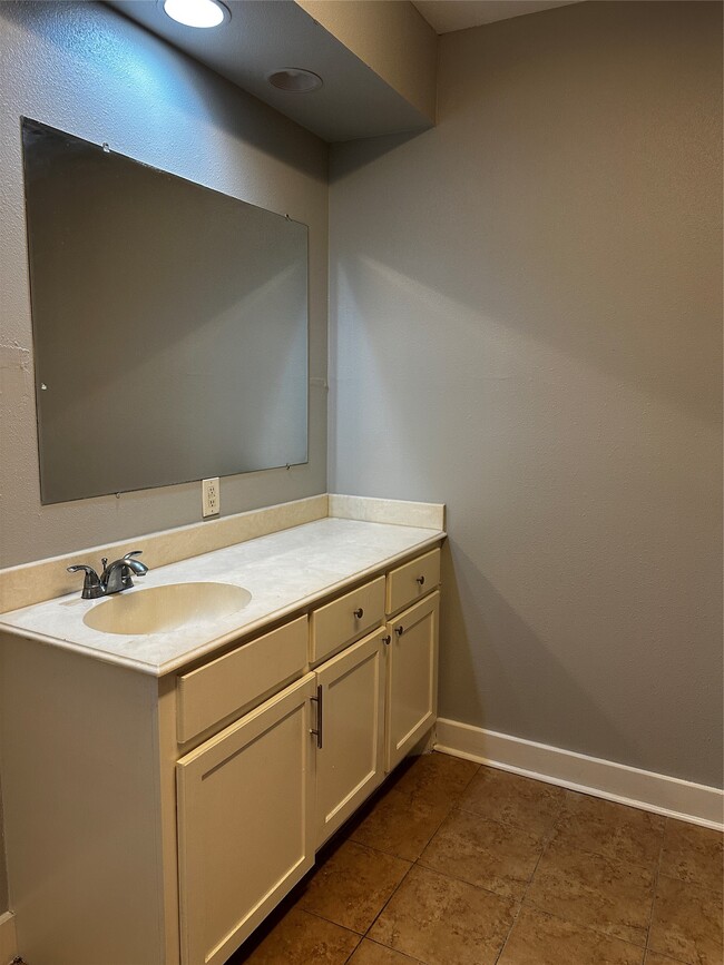 Building Photo - 2910 Wichita St