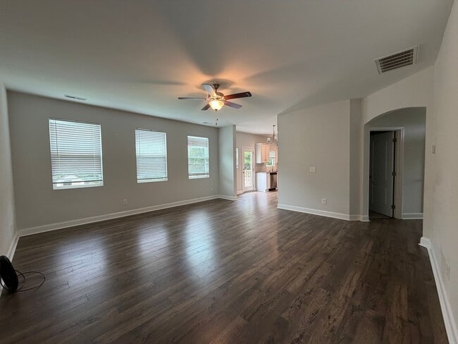 Building Photo - Towne Point Beauty!