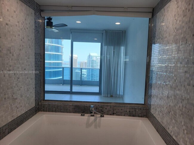 Building Photo - 200 Biscayne Blvd Way