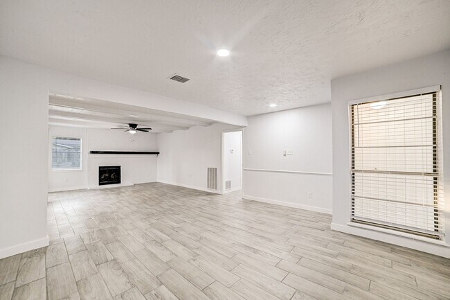 Building Photo - 3918 Cypressdale Dr