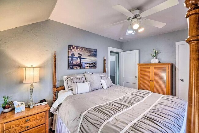 Building Photo - 325 W Spring St