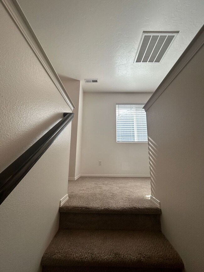 Building Photo - 3 Bedroom plus Loft For Rent! Victory Sout...