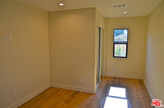 Building Photo - 3116 W 81st St