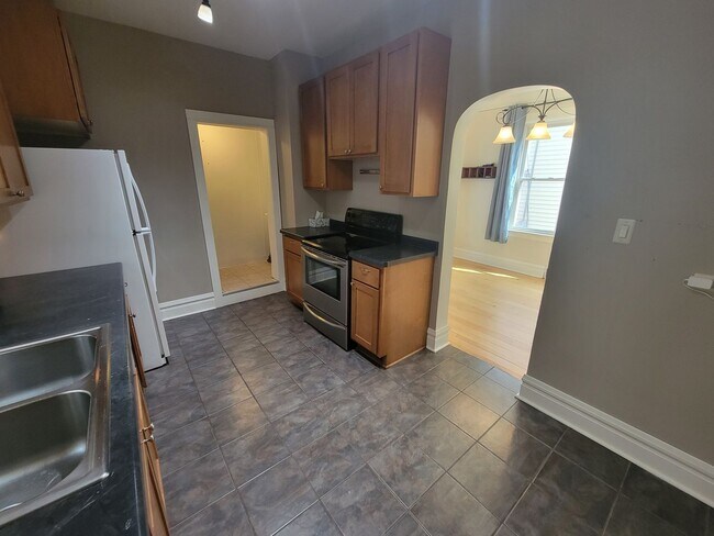 Building Photo - AVAILABLE October 1st! - 3 BED 1 BATH Home!