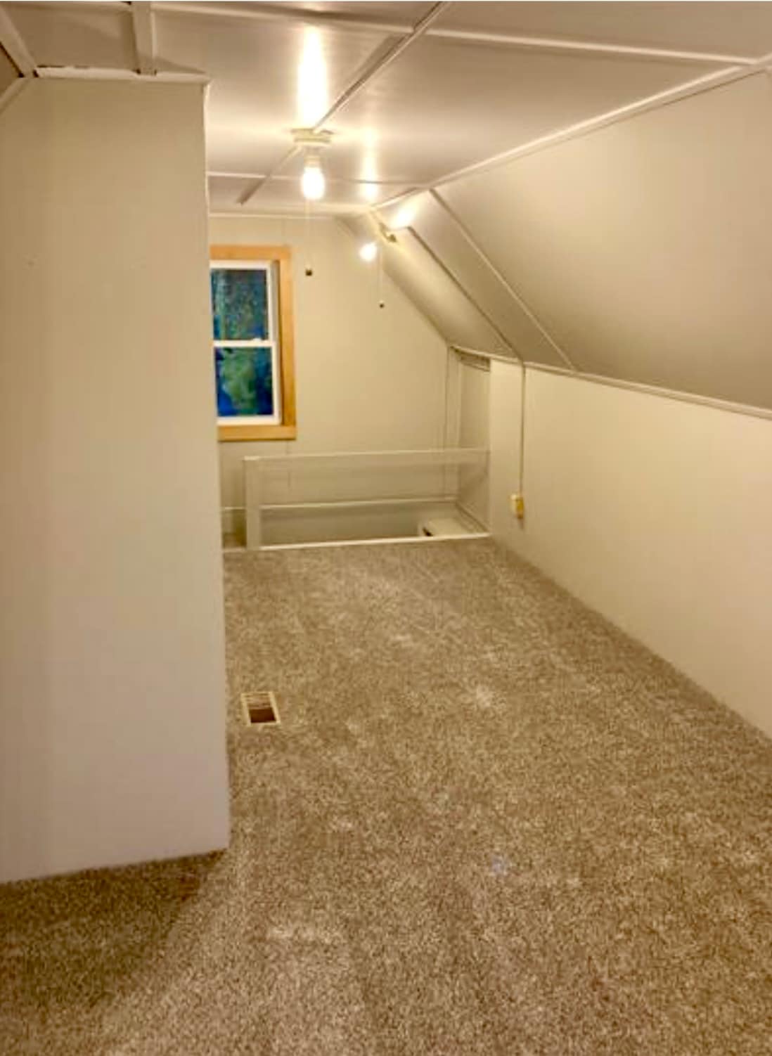 Building Photo - 630 W 7th Ave