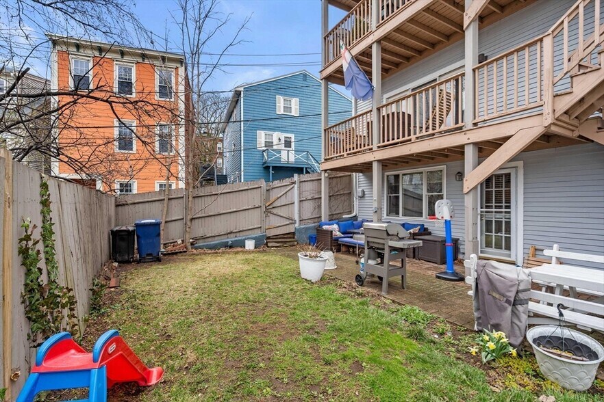 Building Photo - 55 Russell St