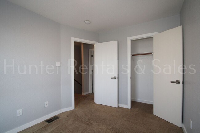 Building Photo - Beautiful 2 Bedroom, 1.5 Bath Townhouse