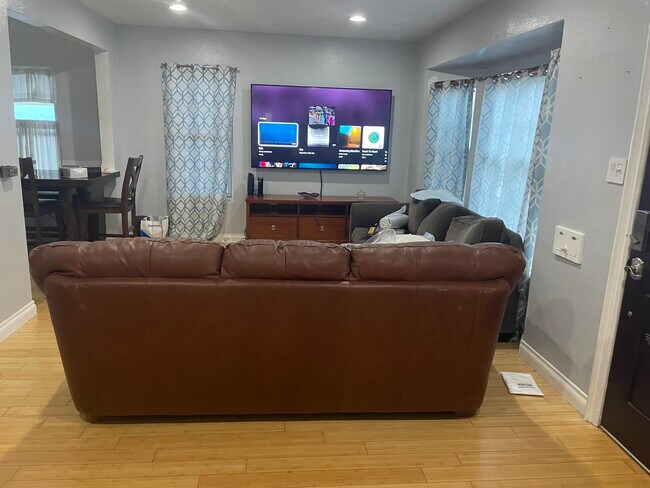 Building Photo - 11143 Ruthelen St