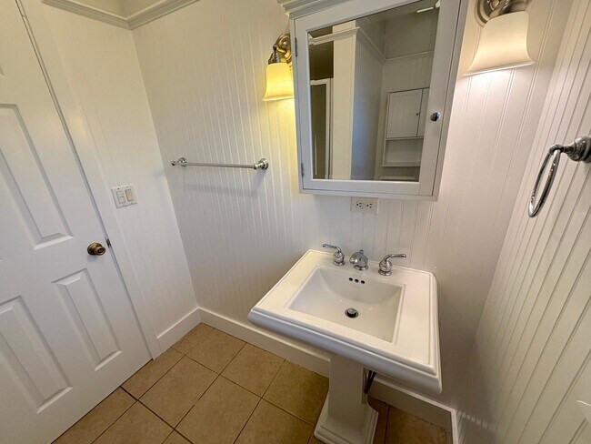 Building Photo - 3 Bedroom pool home available in exclusive Rossmoor neighborhood