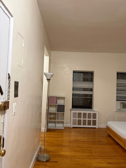Building Photo - 207 W 20th St