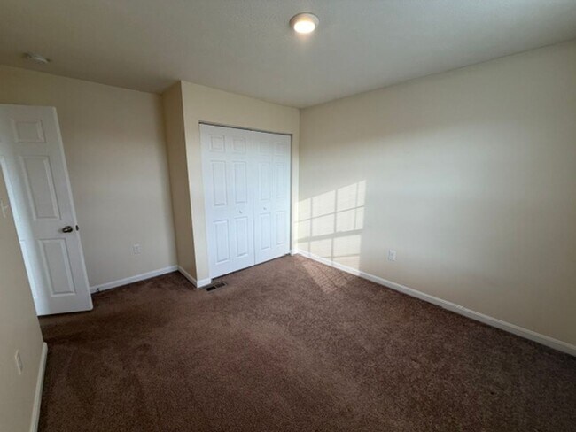 Building Photo - 422 Labrador Ln