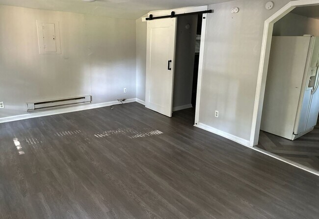 Building Photo - COMING SOON! Rare 1 Bedroom house!