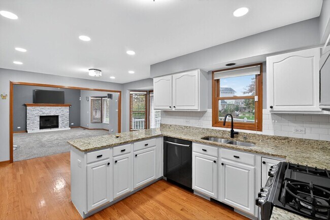 Building Photo - 1163 Shoreline Dr
