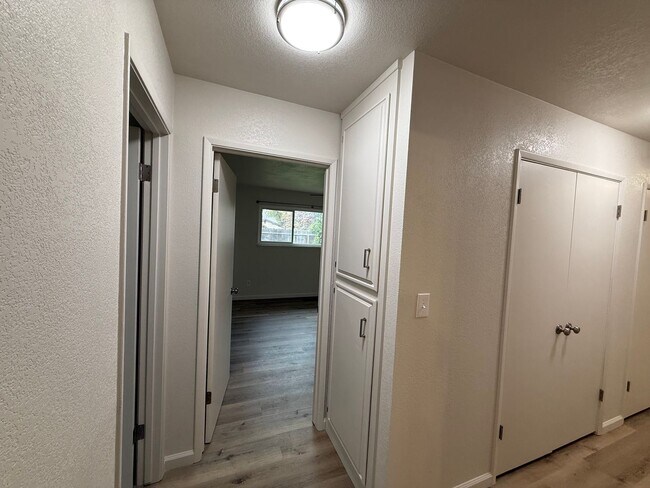 Building Photo - Fully remodeled single story located in Lakewood School District!