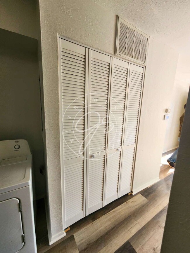 Building Photo - Spacious 2 bed 1 bath- 2 story home. Already passed Section 8 Inspection!