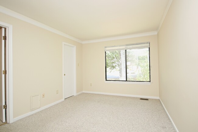 Building Photo - Pet Friendly Stonehenge Townhome With Base...