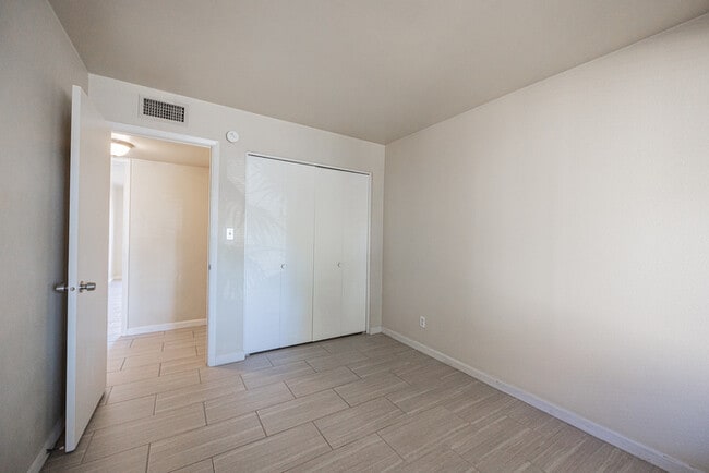 Building Photo - 2724 S Azalea Dr