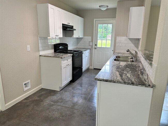 Building Photo - 10796 Royal Magnolia Dr