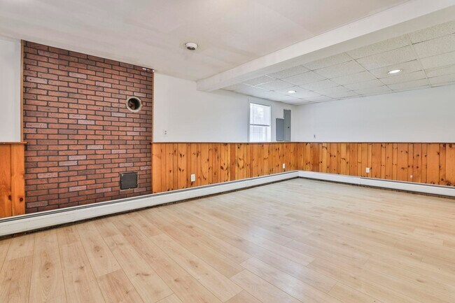 Building Photo - 76 Groton Rd