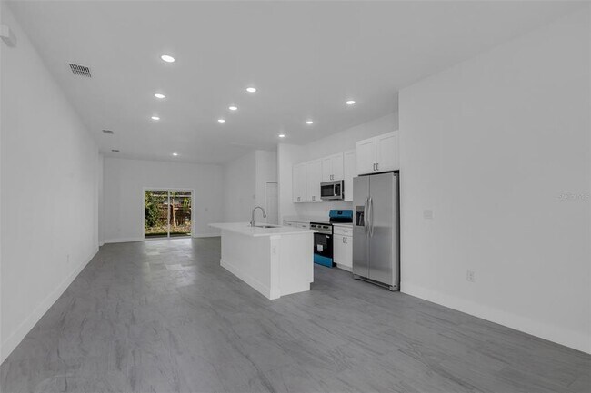 Building Photo - 1221 SW 5th St