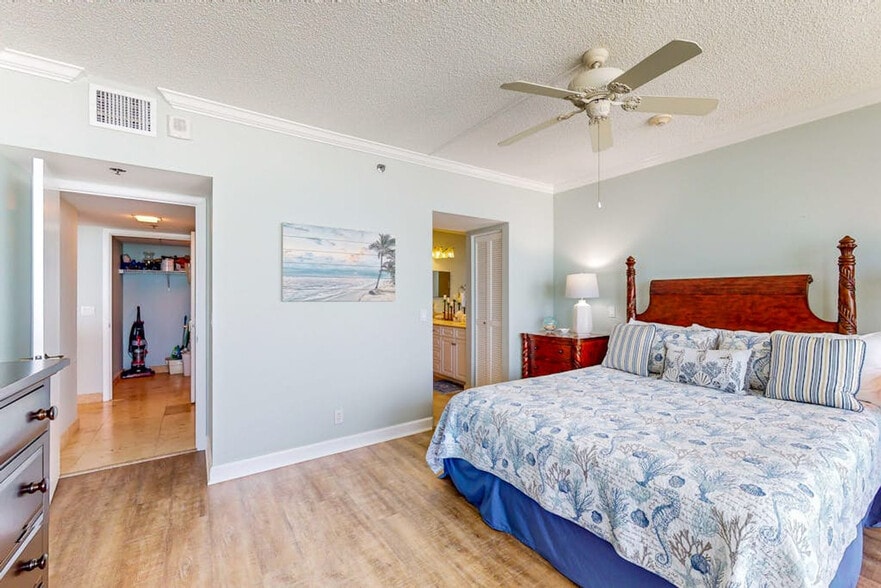 Building Photo - 1145 Gulf of Mexico Dr