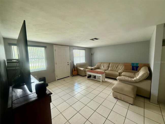 Building Photo - 3719 Warbler Dr