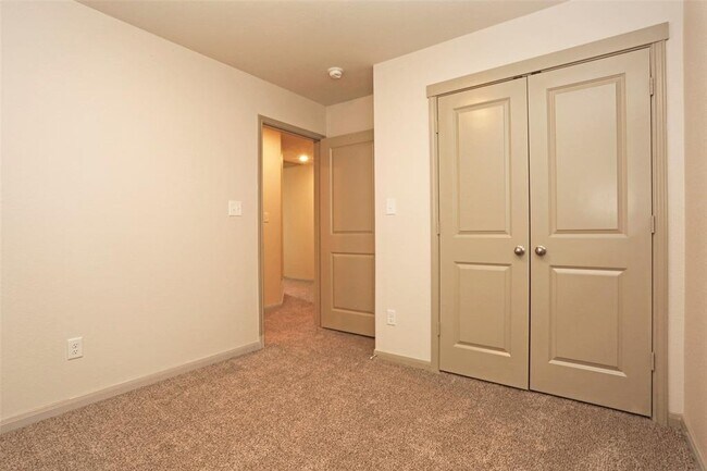 Building Photo - 897 E Semands St