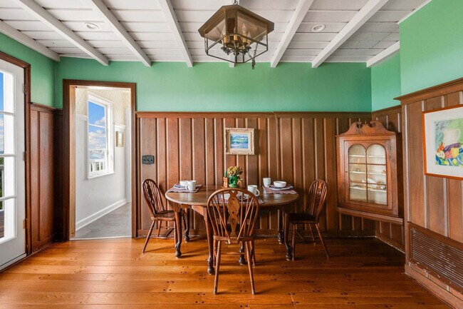 Building Photo - 1850 Castellana Rd