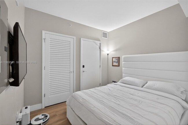 Building Photo - 1010 Brickell Ave