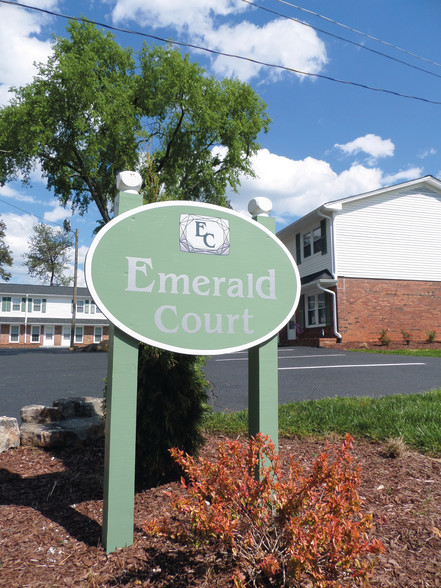 Building Photo - Emerald Court