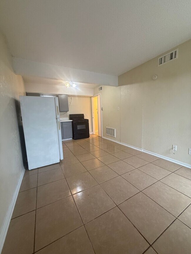 Building Photo - 1601 E Central Texas Expy