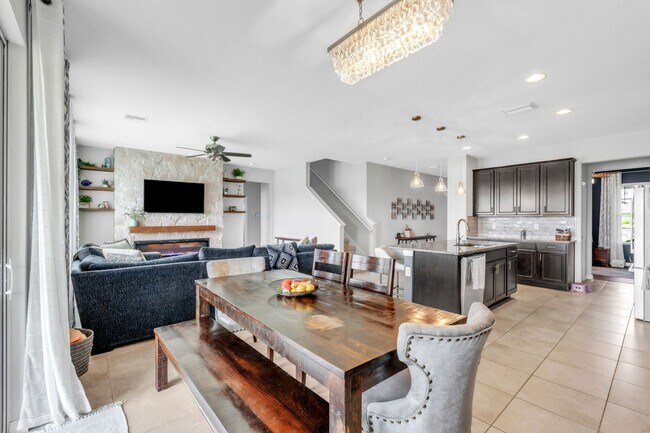Building Photo - Spacious 5-Bedroom Home with Resort-Style ...