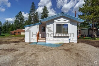 Building Photo - 2 Bedroom 1 Bath Home with Off-Street Park...