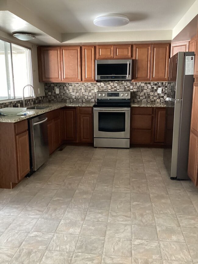Building Photo - NEW ON THE MARKET - SPPACIOUS 3 BEDROOM, 2...