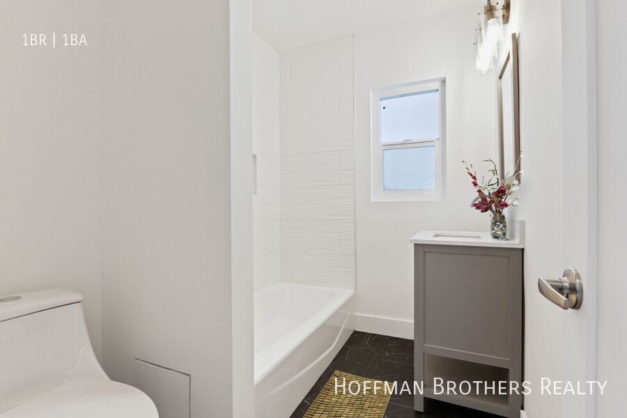 Building Photo - 150 S Alvarado St