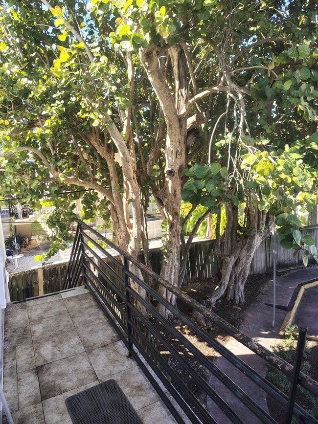 Building Photo - 6940 Bay Dr