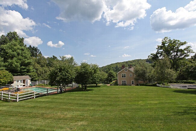 Building Photo - 32 Leach Hollow Rd