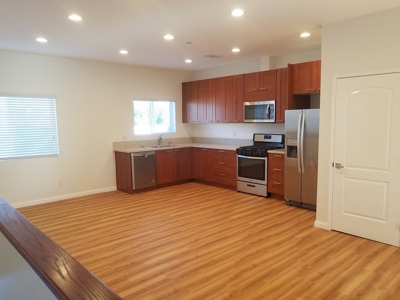 Kitchen - 1429 S Sycamore Ave