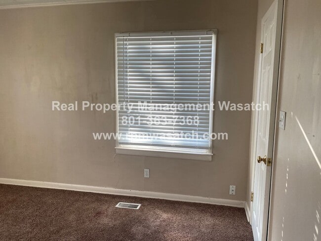 Building Photo - Come See This 4 Bedroom 1.5 bathroom single family home!!